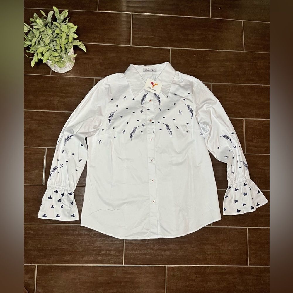 Towowge button down white/navy embroidered shirt w/fan cuffed sleeves sz Large